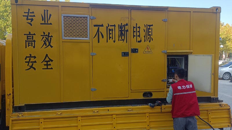 下冶镇柴油发电机组和UPS电源配合使用时，如何避免切换过程中的电力中断？